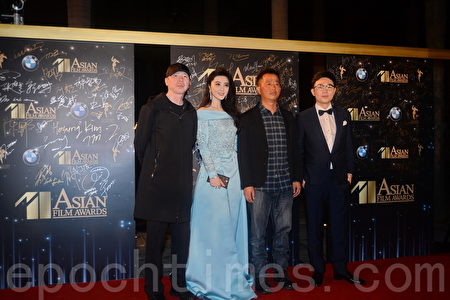 21日晚，范冰冰（左二）与冯小刚（左一）等出席“第十一届亚洲电影大奖”颁奖礼。（宋碧龙/大纪元）