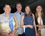 企业主及一家Gonda Rainil，Piet Rainil，Anne Rainil，Eveline Rainil（从左到右）和一起观看了美国神韵世界艺术团在布鲁日的第二场演出。他们都感到无比的高兴与兴奋。（林达／大纪元）
