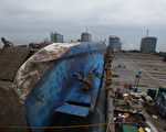 2017年3月25日，南韩“世越号”客轮已成功地被抬至半潜船上，正运往南韩木浦港。 ( South Korean Maritime Ministry via Getty Images)