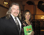 職業貝斯手Jeff Mack先生和太太Lexi Mack觀賞了3月25日晚的神韻國際藝術團演出。（李清怡／大紀元）
