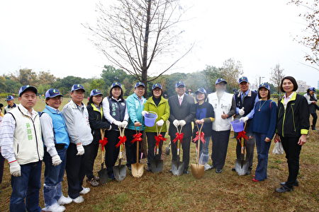 副市长张惠博（右6）及多位贵宾拿起金铲子，将榕树移植到香湖公园内的大草皮中；众人也亲手为落羽松松土、施肥、浇水。（嘉义市政府提供）