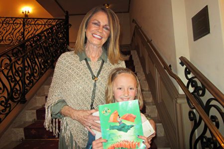 Susan Fowkes帶小學三年級的9歲小孫女Dixie Owens觀看演出後，久久不願離開劇院。（李清怡／大紀元）