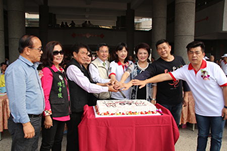 校友莊信棠畫家還特別製作有宣信圍巾熊圖案的生日蛋糕，貴賓為宣信生日切蛋糕祝賀。（嘉義市政府提供）