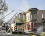 3月27日（周一）清晨，旧金山东湾奥克兰市一栋公寓楼突然发生4级大火，造成一名居民死亡。（曹景哲／大纪元）