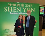 粉丝追神韵10年：神韵进中国时也会追去看