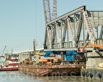 3月28日，旧海湾大桥最后一块桥体被拆除。（王洪生／大纪元）
