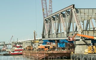 3月28日，旧海湾大桥最后一块桥体被拆除。（王洪生／大纪元）