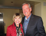 退休前從事航空保險業的Richard Davis與妻子Valerie Davis讚神韻演出「物超所值」。（劉菲／大紀元）