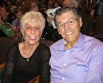 退休商人Jerry O’Conner與女友Bea Chaney於3月29日下午一起到千橡市弗雷德Kavli劇院觀賞神韻晚會。（李旭生／大紀元）
