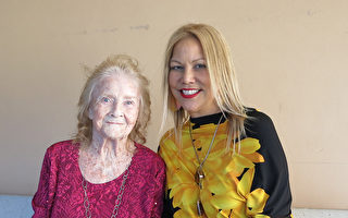 作家带93岁母亲观神韵 圆一个十年的梦