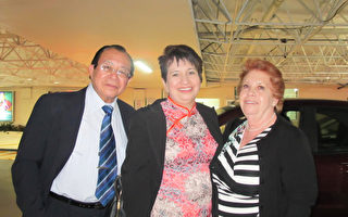 3月29日晚，墨西哥华裔Raúl Chong先生与自己的墨西哥妻子Dulce Ruiz de Chong及女儿Dulce观看了神韵巡回艺术团在墨西哥城（Ciudad de México）文化中心剧院1的演出。（麦蕾／大纪元）