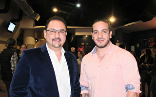 3月29日晚，旅游公司总裁Javier Jimenez先生（左）和健身教练Alexander Arriagada先生观看了神韵巡回艺术团在墨西哥城文化中心剧院1的演出。（麦蕾／大纪元）