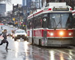 從5月7日起，一直到9月3日，巴士將替代在多倫多的女王大街（Queen Street）上的501有軌電車.      （Carlos Osorio/Toronto Star via Getty Images）