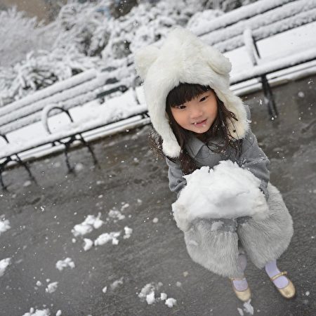当然也有华人家庭出游玩雪。（NYMom Of Major Minifashionista 提供）