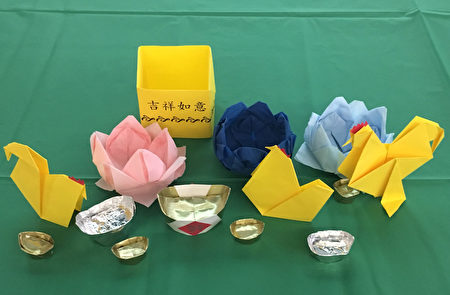 王明德老师教做的折纸——公鸡/母鸡和莲花。(王月娥/大纪元)