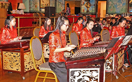 广教学生表演女子古筝、扬琴合奏“步步高”。(贝拉/大纪元)