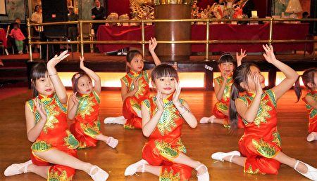广教学生表演中国舞“茉莉花”。(贝拉/大纪元)
