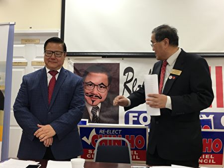 在3月3日举行的记者会上，廖钦和展示了一幅他被人涂鸦的竞选横幅。（刘菲/大纪元）