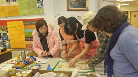 圖：溫哥華合家歡聯誼會假台加文化中心舉辦烹飪課，由Joyce Liu老師手把手執教，學員人人動手，親自製作DIY烘培美食。（邱晨/大紀元）