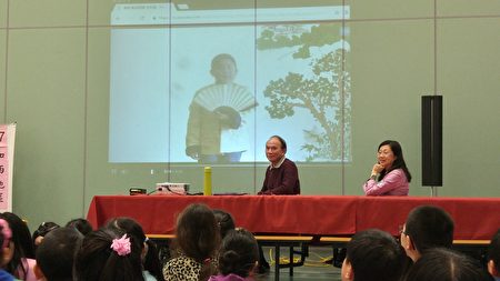 图：温哥华联合中文学校举办唐诗朗诵竞赛，赖飞钟校长与王妙如副校长一起观看学生的唐诗朗诵表演。（邱晨/大纪元）