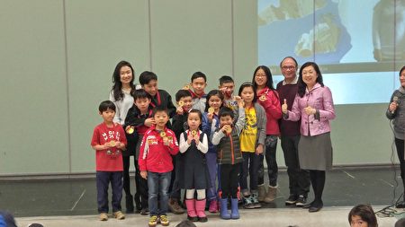 图：温哥华联合中文学校举办唐诗朗诵竞赛，图为优胜奖获得者。（邱晨/大纪元）