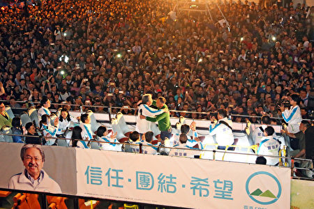 曾拍片撐曾俊華的著名導演杜琪峯上台發言，他表示短短兩個月，看到曾俊華如何團結香港。（大紀元）