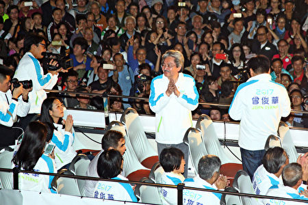 星期五，距離香港行政長官選舉倒數二日，候選人曾俊華舉行巴士巡遊造勢活動，所到之處都受到許多香港市民的歡迎和與他拍照留念。(李逸/大紀元)