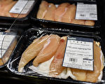 受巴西黑心肉风暴影响，本港多间超市、食肆都宣布暂停供应巴西肉类。图为本港一超级市场出售的巴西鸡肉。（NTHONY WALLACE/AFP/Getty Images）