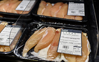 受巴西黑心肉風暴影響，本港多間超市、食肆都宣佈暫停供應巴西肉類。圖為本港一超級市場出售的巴西雞肉。（NTHONY WALLACE/AFP/Getty Images）
