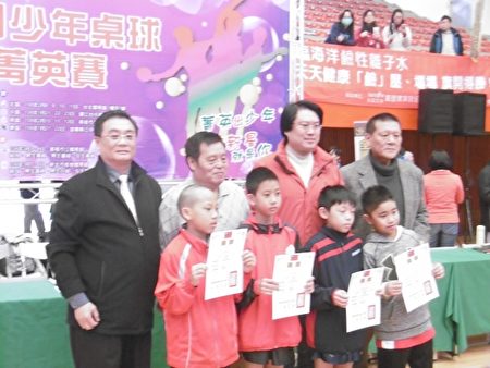 林右昌（后左2）颁发奖状给录取决赛选手。（陈秀媛／大纪元）
