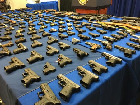 警方从他们身上总共搜出217把枪，其中有41把冲锋枪。