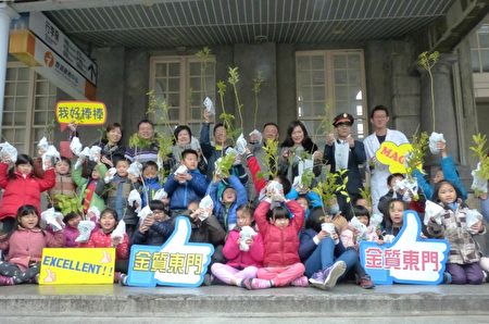 今年適逢東門國小120年校慶，東門國小一年級25位小朋友上午來到新竹火車站領取樹苗，並將親手在校園種下120棵樹紀念。（竹市環保局提供）