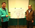 台湾自来水公司第八区管理处副处长李庆兴（左）与礁溪乡长林锡忠（右）说明施工现况。（曾汉东／大纪元）