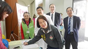 苗栗副縣長鄧桂菊響應器官捐贈簽署，希望有更多人加入愛心接力，延續生命意義，幫助有需要的人。（苗縣府/提供）