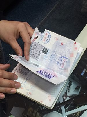 昵称“乔妹”的我国籍民众，9日因护照内页损毁遭马国移民官拒绝入境并遣返，中途被拘留35小时。图为乔妹在记者会中秀出破损的护照。（中央社/提供）