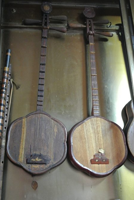 基隆潮聲國樂社，塵封在會館內已數十年的樂器。（周美晴／大紀元）