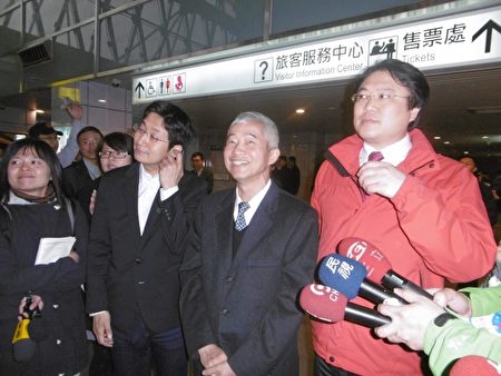 基隆市長林右昌(右)、交通部長賀陳旦(中)及立委蔡適應(右)接受媒體採訪。(陳秀媛/大紀元)