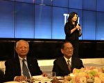 台灣建築美學文化經濟協會副理事長張麗莉，前坐者為黃南淵（左）、台中市副市長林陵三（右）。（謝平平/大紀元）