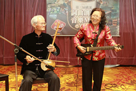 台灣唸歌團葉文生團長（左）、陳美珠老師（右）表演「傳統曲講礁溪事」。（曾漢東／大紀元）