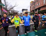 重度弱视小六生陈嘉峰(左2)今年挑战10公里路跑赛，由市长林佳龙(3)牵他的手开跑。（台中市政府提供）