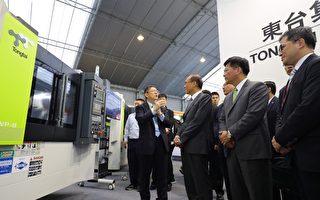 行政院长林全(左2)与台中市长林佳龙(左3)日前参观台中智慧机械展。（台中市政府提供）