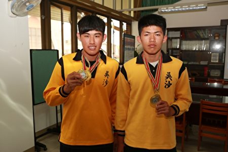 康德明（左）、吳宜益（右）同學入選亞洲青年輕艇錦標賽國手。（曾漢東／大紀元）