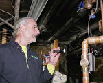 马里兰州能源专家Jim Singer正在检查供热管道。（新唐人电视台）