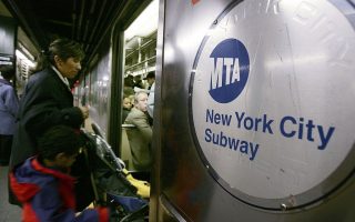 纽约地铁票周日起涨 乘客抓紧涨价前充值