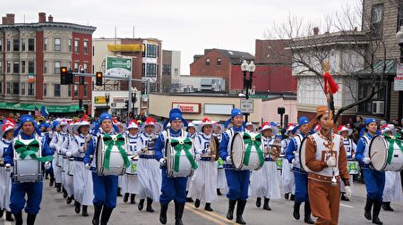 2017年3月19日，在波士頓聖派翠克節(Saint Patrick's Day)大遊行上一展身手的天國樂團。（貝拉/大紀元）
