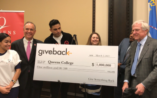 「回饋基金」（Give Back）捐皇后學院100萬，資助50名低收入學生，受助者四年大學免學費、食宿費，右為「回饋基金」創辦人卡爾（Robert Carr）。 (林丹/大紀元)