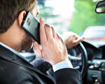 澳洲公路死亡人數持續增高。政府正在考慮對公路死亡率的增加採取一系列措施，特別是對開車玩手機分心的行為。違規駕駛者將可能面臨更高的罰款，並將被強制在其汽車上安裝短信禁用系統。（大紀元圖片）