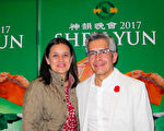 投資公司高管Daniel Lozano與夫人Erica觀看了神韻巡迴藝術團在墨西哥城（Ciudad de México）文化中心劇院1的演出。(麥蕾／大紀元)