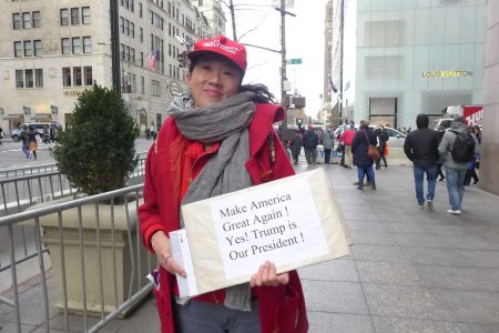 「大紐約螢火之光」成員劉露西冒著嚴寒，從新澤西趕來參加活動，顯示華人支持川普的決心。