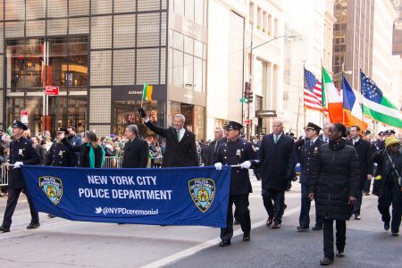 紐約昨天舉行了全美最大的聖派翠克節慶遊行，市長白思豪走在紐約市警察局的方隊中。
